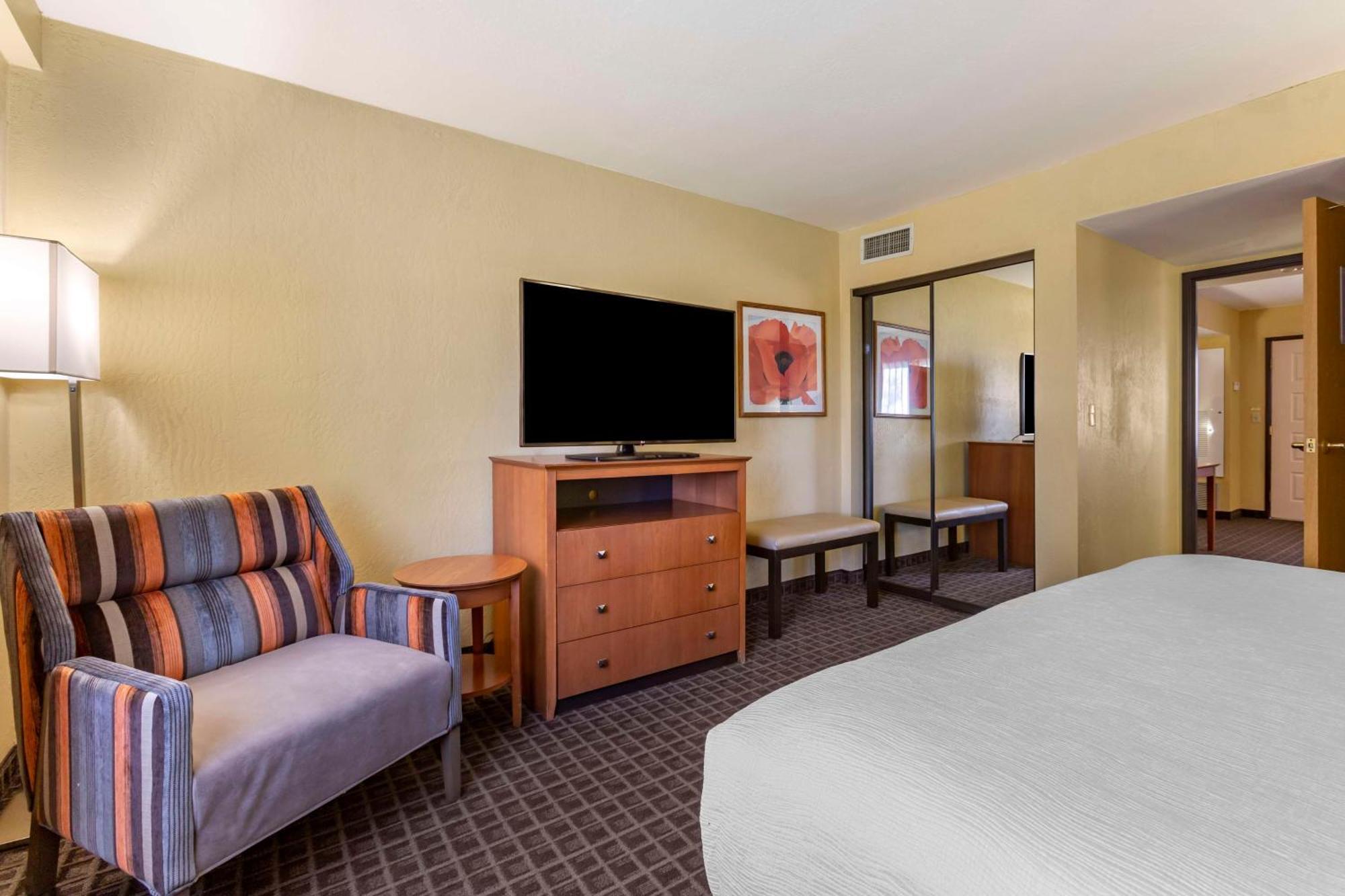 Best Western Plus Scottsdale Thunderbird Suites Exterior photo